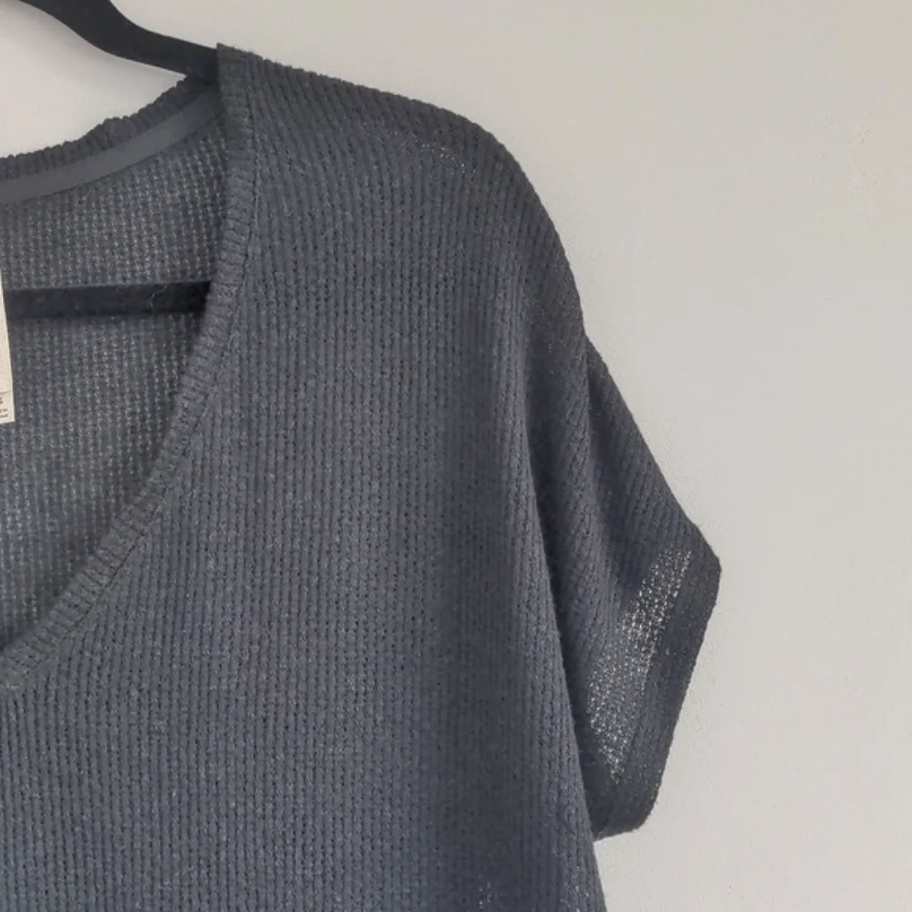 ARITZIA BABATON | T-shirt Oversized Open Knit V-Neck Scoop Hem, Black, Womens XS - Picture 4 of 10